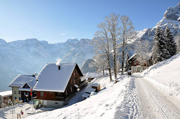 braunwald, berühmten schweizer ski resort - drifted stock-fotos und bilder
