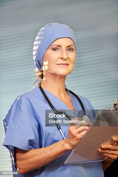 여성 담담의 입고 스크럽 수술모 50-59세에 대한 스톡 사진 및 기타 이미지 - 50-59세, 건강관리와 의술, 근거리 초점