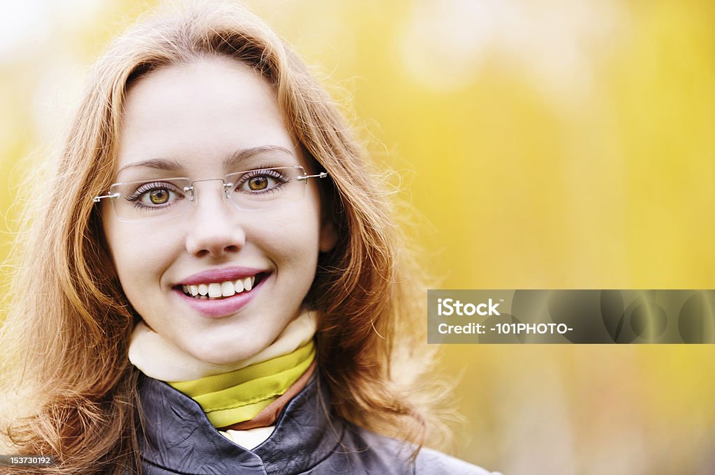 Hermosa chica en otoño - Foto de stock de 20-24 años libre de derechos