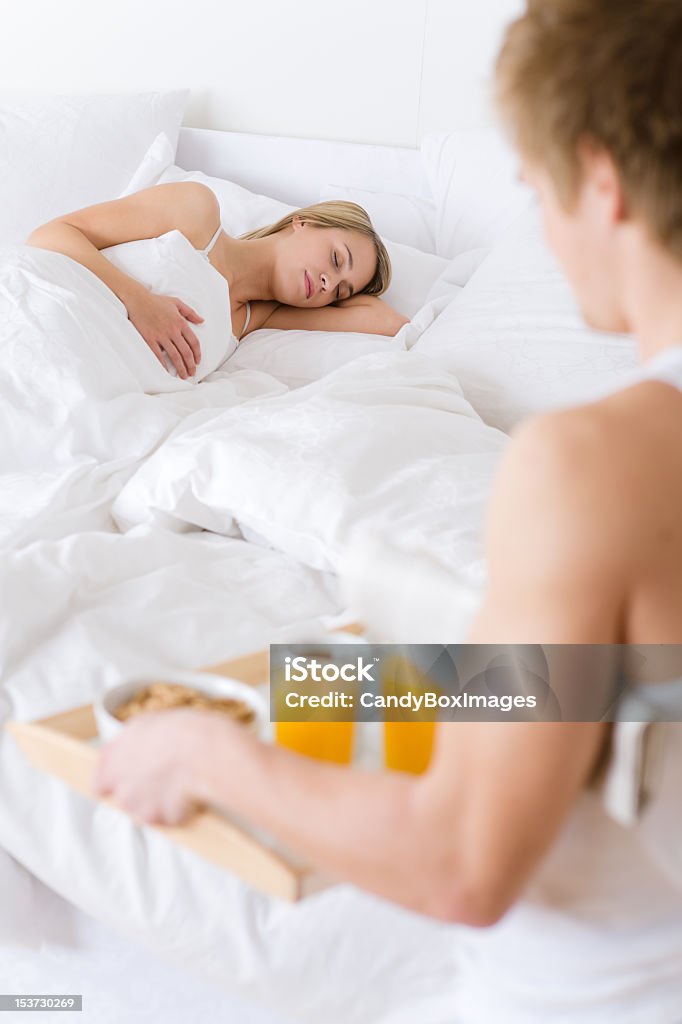 Desayuno en la cama-Pareja - Foto de stock de Acostado libre de derechos