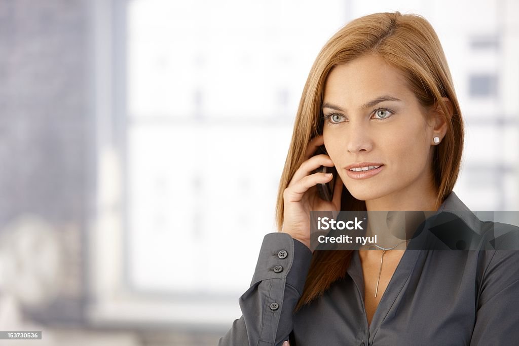 Retrato de mujer de negocios a su disposición - Foto de stock de 20 a 29 años libre de derechos