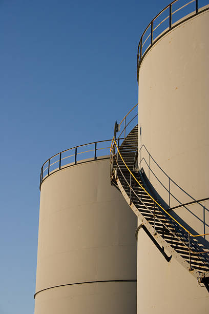 industrial serbatoi di conservazione - fuel storage tank storage tank oil storage compartment foto e immagini stock