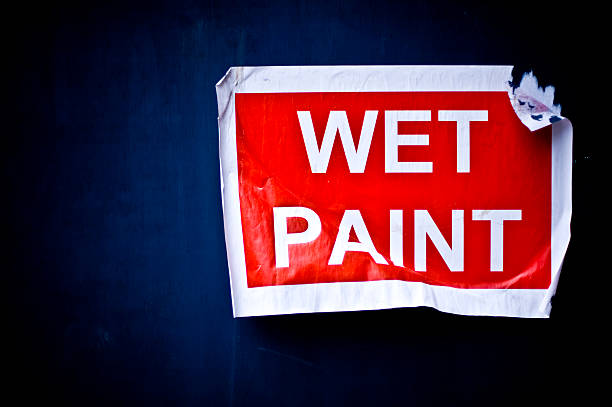 segnale di vernice - wet paint foto e immagini stock
