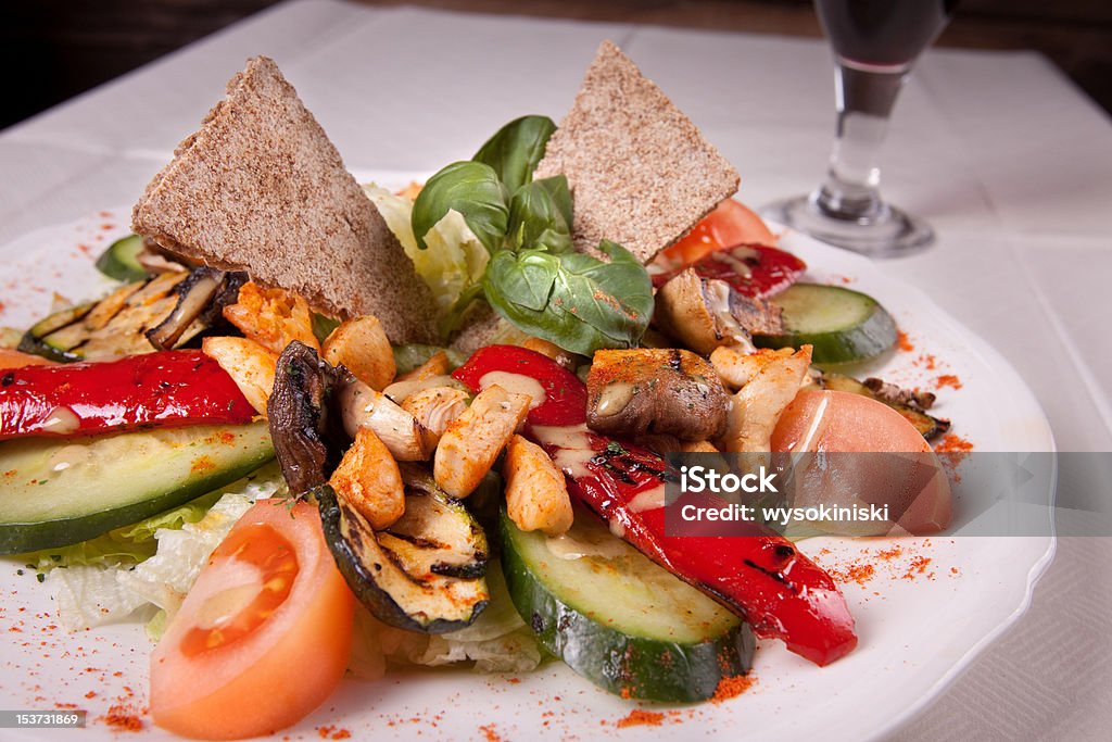 Italiano salada com frango grelhado - Foto de stock de Abobrinha royalty-free