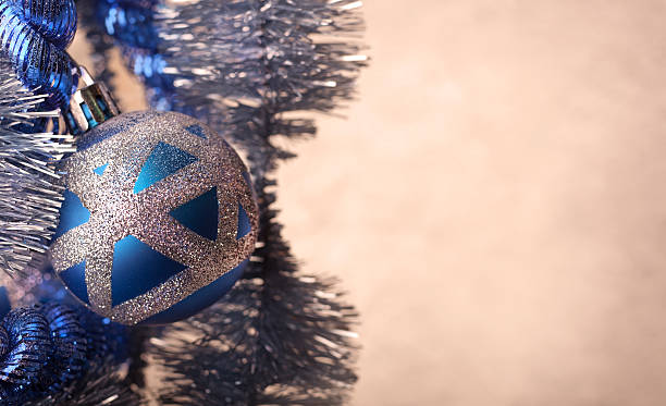 Bola de Natal azul com glitter, extrem close-up - foto de acervo