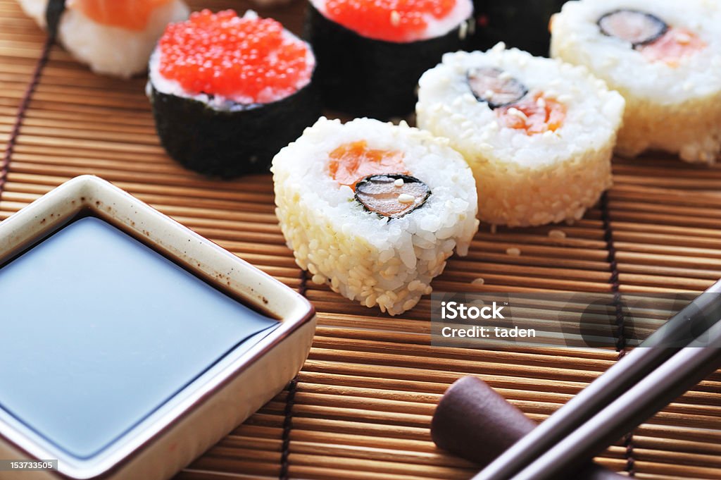 sushi fresco japonês tradicional - Foto de stock de Antepasto royalty-free