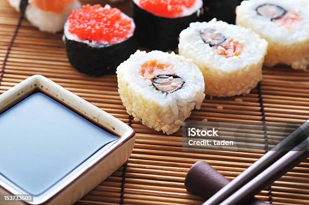 Foto de Sushi Fresco Japonês Tradicional e mais fotos de stock de Antepasto - Antepasto, Arroz - Alimento básico, Comida