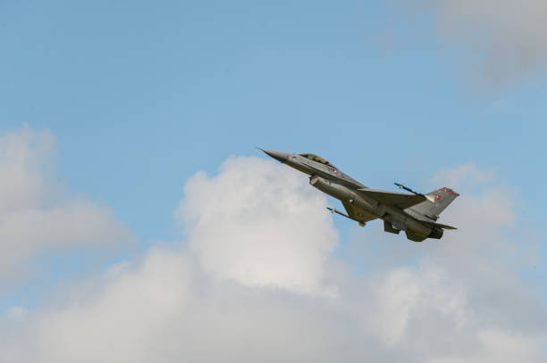 デンマーク空軍f-16飛行機が空を横切って広がります。 - pilot military air force cockpit ストックフォトと画像