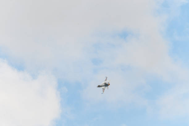 デンマーク空軍f-16飛行機が空を横切って広がります。 - pilot military air force cockpit ストックフォトと画像