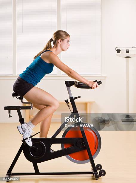 Kobieta Jazdy Rower Stacjonarny W Centrum Odnowy Biologicznej - zdjęcia stockowe i więcej obrazów Rower treningowy