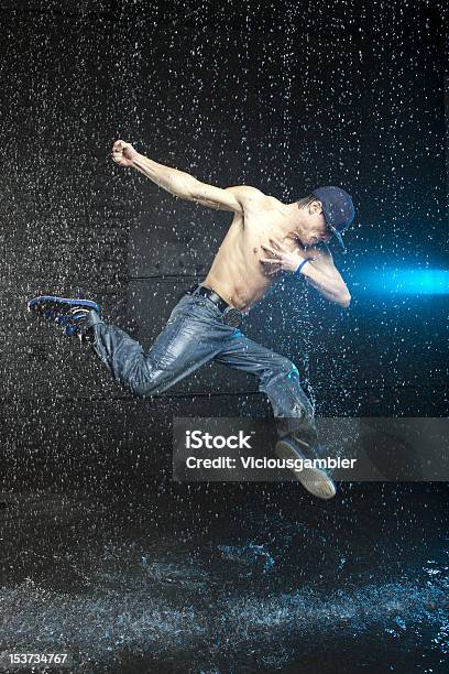 Танцор В Движении Студио Aqua — стоковые фотографии и другие картинки Брейк-данс - Брейк-данс, Вертикальный, Взрослый