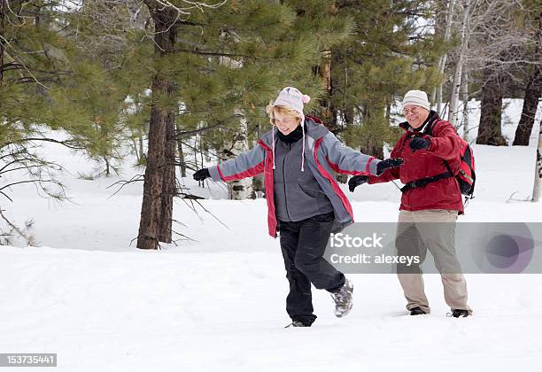 Aktiv Und Im Ruhestand Paar Stockfoto und mehr Bilder von Alter Erwachsener - Alter Erwachsener, Winter, Paar - Partnerschaft