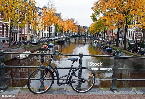 Foto de Canal E Bicicleta Em Amsterdã e mais fotos de stock de Amarelo - Amarelo, Amsterdã, Bicicleta