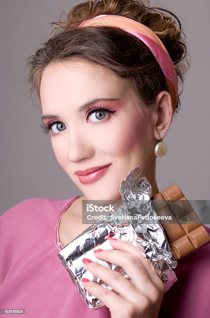 Bella donna con un cioccolato - Foto stock royalty-free di Adulto