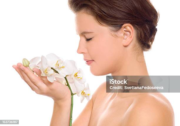 Mujer Con Orquídea Blanca Foto de stock y más banco de imágenes de Mujeres - Mujeres, Perfil - Vista de costado, De ascendencia europea