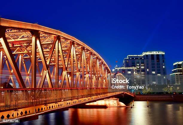 Histórico Ponte Sobre O Rio Huangpu De Xangai - Fotografias de stock e mais imagens de Abstrato - Abstrato, Acender, Anoitecer