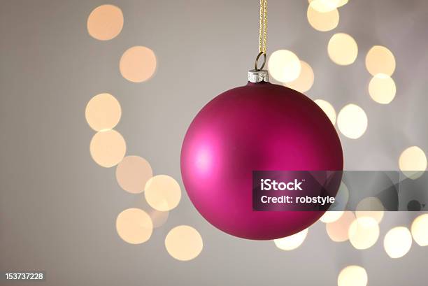 Bauble Roxo - Fotografias de stock e mais imagens de Bola de Árvore de Natal - Bola de Árvore de Natal, Cordel, Círculo