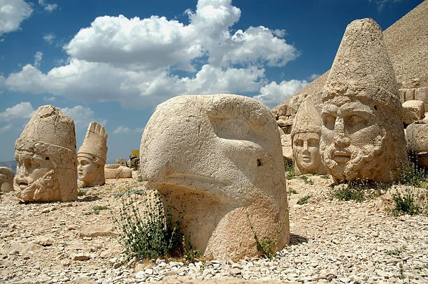 monumental deus cabeças no monte nemrut, turquia - nemrud dagh mountain turkey history imagens e fotografias de stock