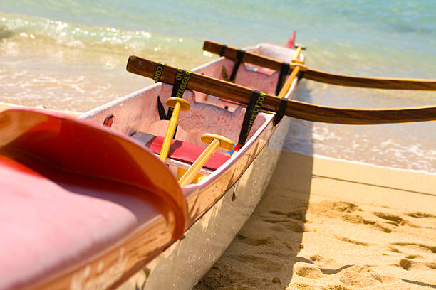 canoa hawaiana en la playa - canoa con balancín fotografías e imágenes de stock