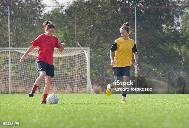 Dziewczyny Piłki Nożnej - zdjęcia stockowe i więcej obrazów Kobiety - Kobiety, Nastoletnie dziewczyny, Piłka nożna - Sport drużynowy