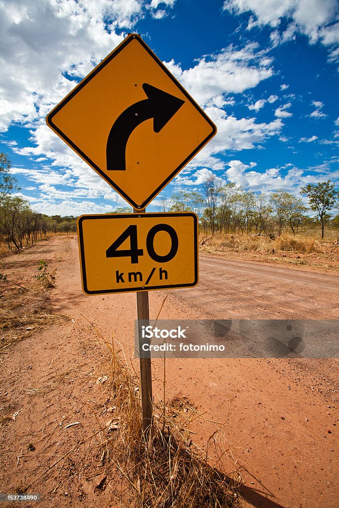 40 km bend sur Chemin de terre l'Outback australien - Photo de Aller de l'avant libre de droits