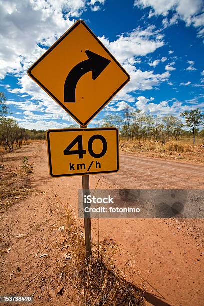 40 Km Curva Na Estrada Em Terra Batida Deserto Australiano Austrália - Fotografias de stock e mais imagens de Ao Ar Livre