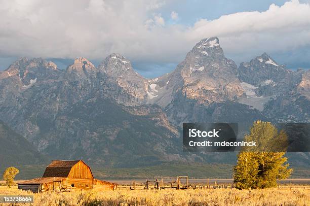 Photo libre de droit de Grand Tetonsmormon Row Lever Du Soleil banque d'images et plus d'images libres de droit de Camping - Camping, Champ, Clôture