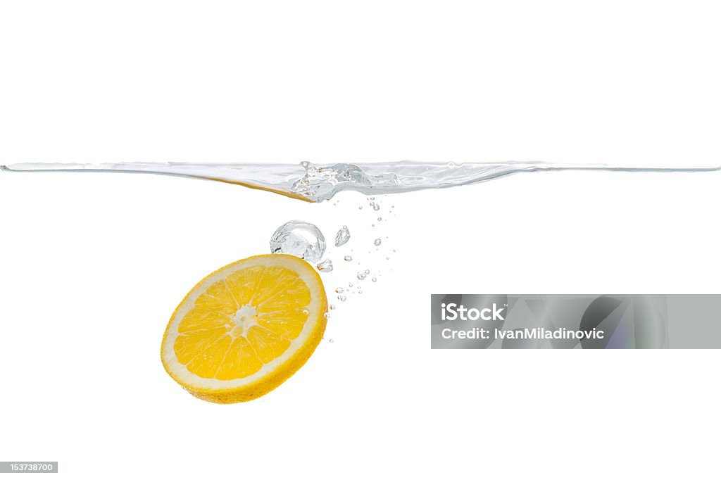 オレンジスライスのドロップ水に - レモンのロイヤリティフリーストックフォ�ト