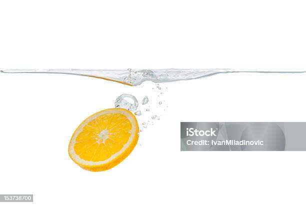 オレンジスライスのドロップ水に - レモンのストックフォトや画像を多数ご用意 - レモン, 水, 落ちる