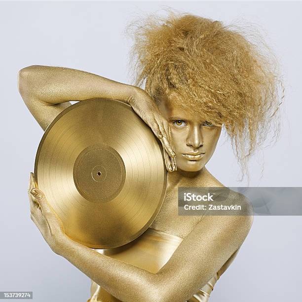 Menina Com Vinil Dourado - Fotografias de stock e mais imagens de Disco - Audio analógico - Disco - Audio analógico, Música, Vencer