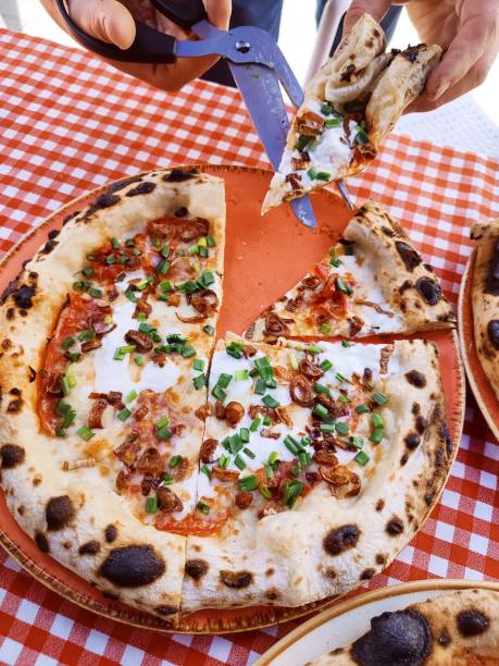 パルマハムとトリュフのピザ。 - pizza homemade margharita pizza parma ham ストックフォトと画像
