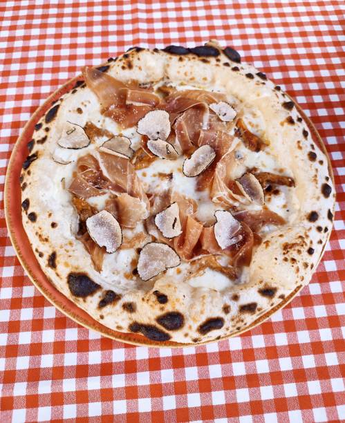 パルマハムとトリュフのピザ。 - pizza homemade margharita pizza parma ham ストックフォトと画像