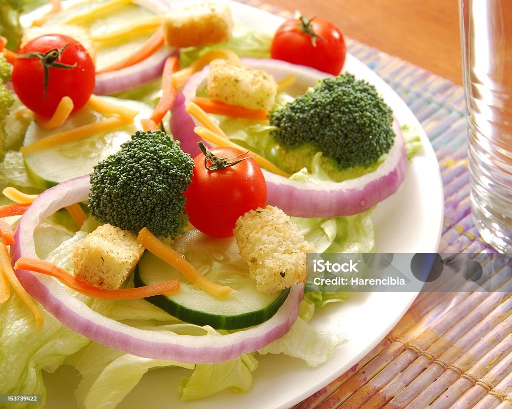 Garden salad na stół ustawienie z szklanką wody - Zbiór zdjęć royalty-free (Brokuł)