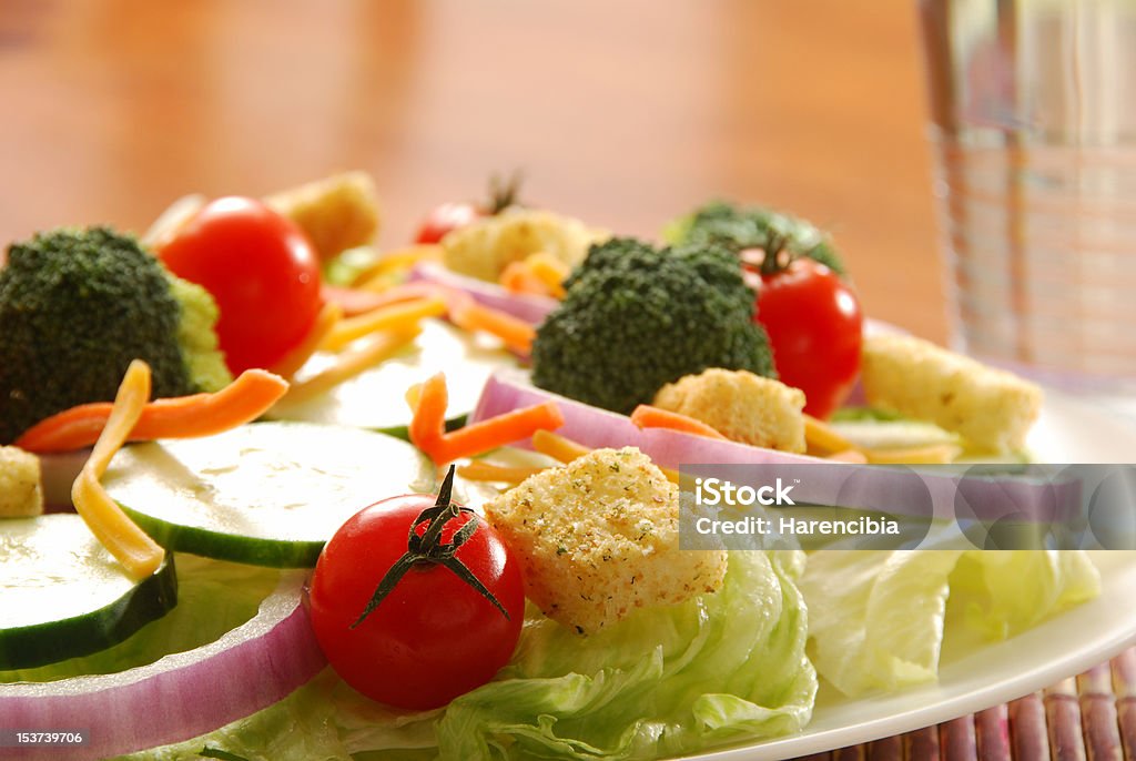 Salade verte sur la table avec un verre d'eau - Photo de Aliment cru libre de droits