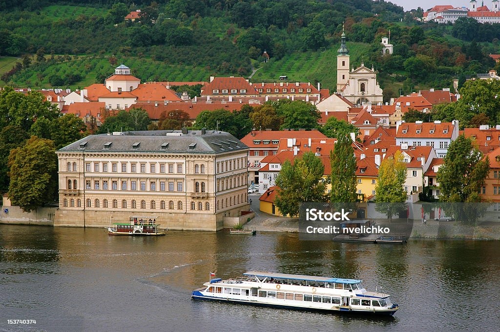 Cubiertas rojo sobre el río Vltava en praga - Foto de stock de Aguja - Chapitel libre de derechos