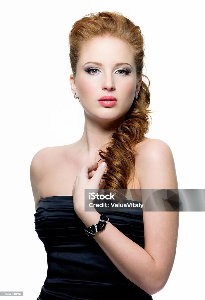 빨간색 스타일의 아름다운 젊은 여성 패션 메이크업 - 로열티 프리  땋은 머리 스톡 사진