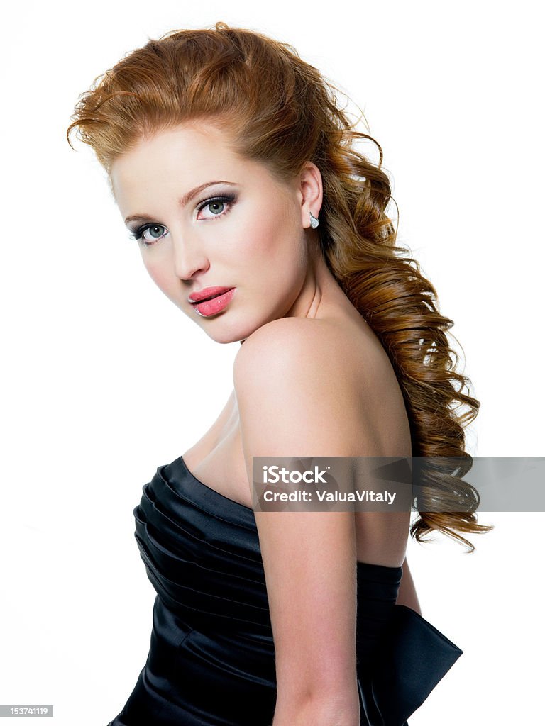 glamour de la Belle femme aux cheveux rouge avec lumineux maquillage - Photo de Adulte libre de droits
