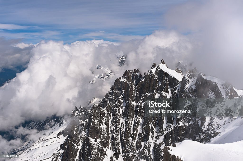 Nublado picos de las montañas en la nieve. Alpes franceses, Chamonix. Área de esquí. - Foto de stock de Acantilado libre de derechos