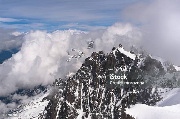 Pochmurny Górskie Szczyty W Śniegu Francuskie Alpy Chamonix Narciarstwo Obszaru - zdjęcia stockowe i więcej obrazów Alpy