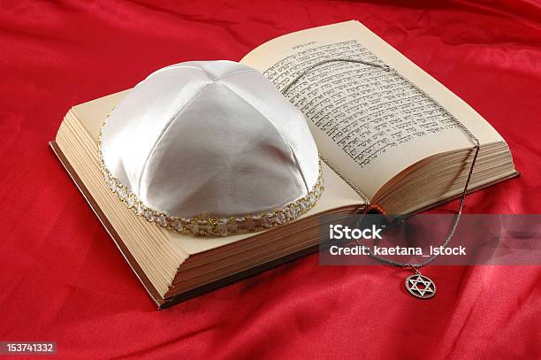 Jewish 공유일 정물 사진 율법서 다비드 거수 및 Kippah 책에 대한 스톡 사진 및 기타 이미지 - 책, 하누카, 0명