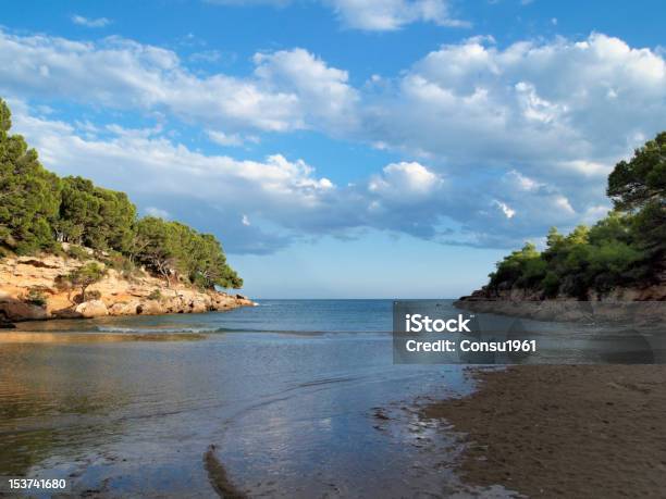 Pequeña Mediterráneo Cove Foto de stock y más banco de imágenes de Agua - Agua, Aire libre, Arbolado