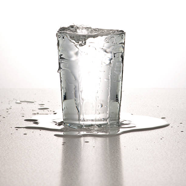 glassofwater3 - überquellen stock-fotos und bilder