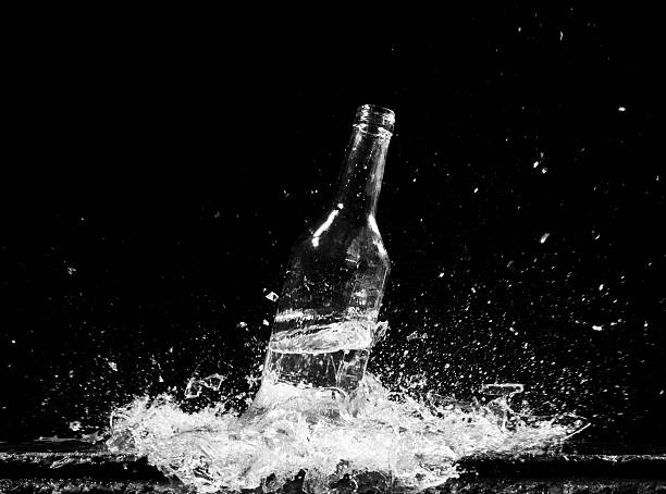 romper una botella - glass broken spilling drink fotografías e imágenes de stock