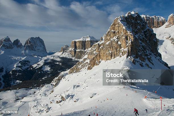 Foto de Esqui Nas Dolomitas e mais fotos de stock de Alpes europeus - Alpes europeus, Branco, Canazei