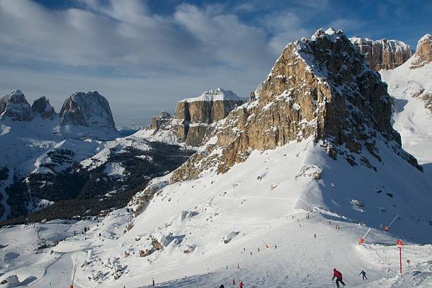 на лыжах в доломитах - corvara стоковые фото и изображения