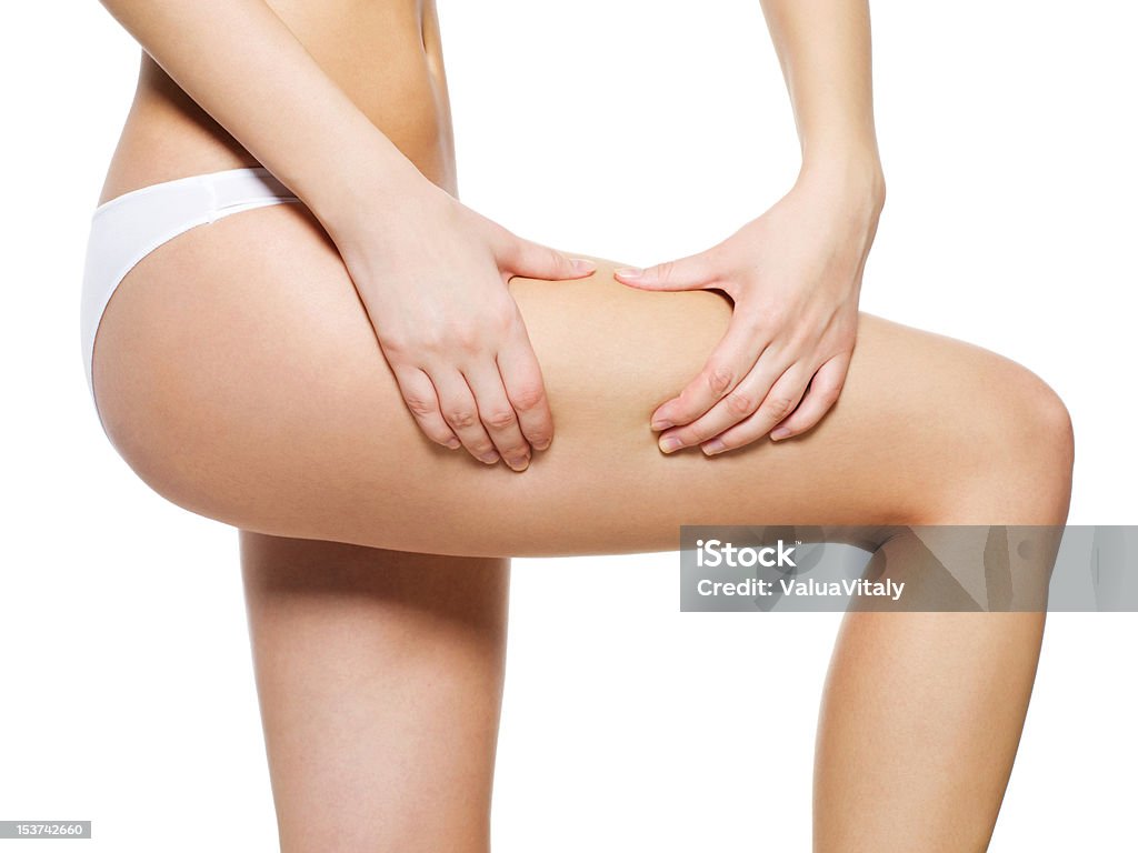 cellulite de la piel en las piernas - Foto de stock de Muslo - Pierna humana libre de derechos
