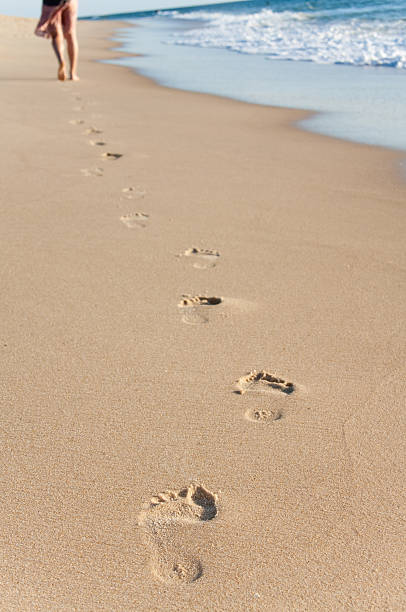 fooprints - footprint sand beach steps imagens e fotografias de stock