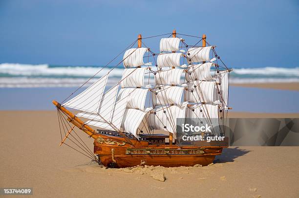 Barco À Vela - Fotografias de stock e mais imagens de Ancorado - Ancorado, Areia, Azul