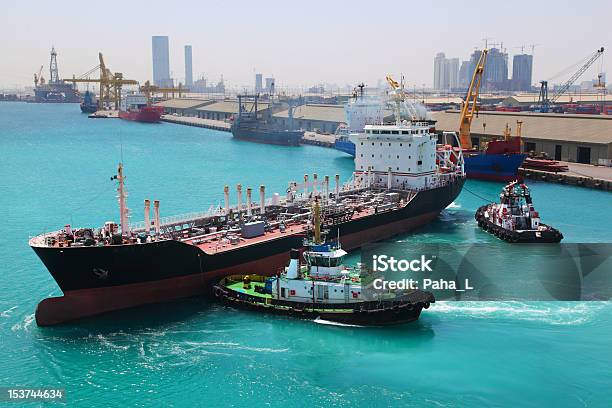 Zwei Kleine Boote Gehen Auf Industriell Genutztes Schiff Im Hafen Stockfoto und mehr Bilder von Abu Dhabi