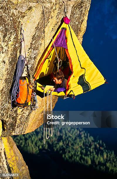 Rock Climber Bivouaced En Portaledge Foto de stock y más banco de imágenes de Acantilado - Acantilado, Colgar, Tienda de campaña